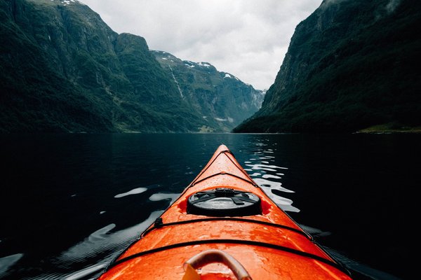 Comment organiser une expédition en kayak dans les fjords de Norvège?